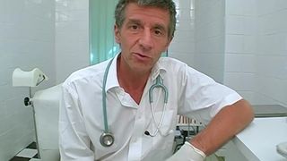 Зрелый доктор совратил молодую пациентку и устроил тройник